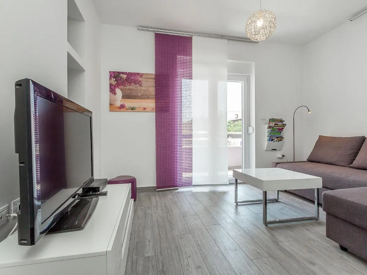 Modern Holiday Home With Pool And Bubble Bath Pula