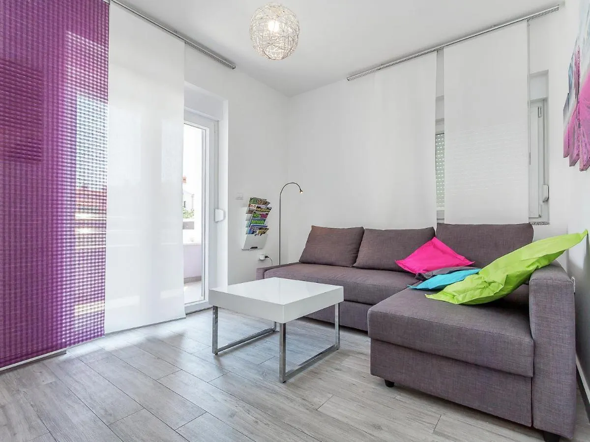 Modern Holiday Home With Pool And Bubble Bath Pula