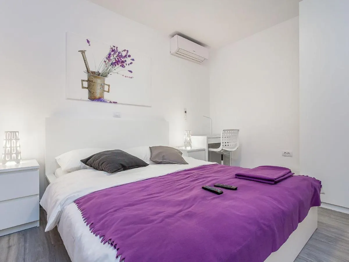 Modern Holiday Home With Pool And Bubble Bath Pula