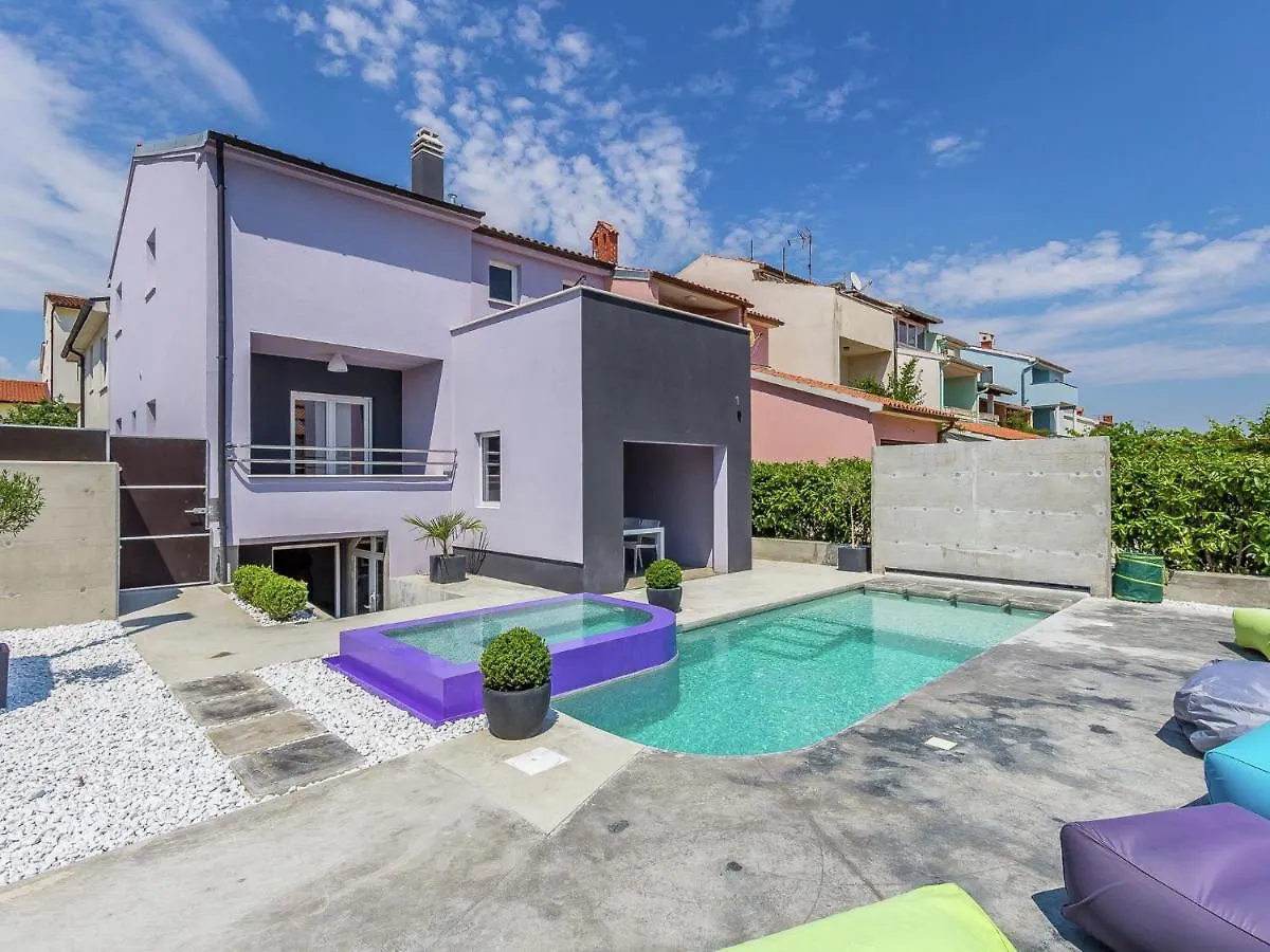 Modern Holiday Home With Pool And Bubble Bath Pula
