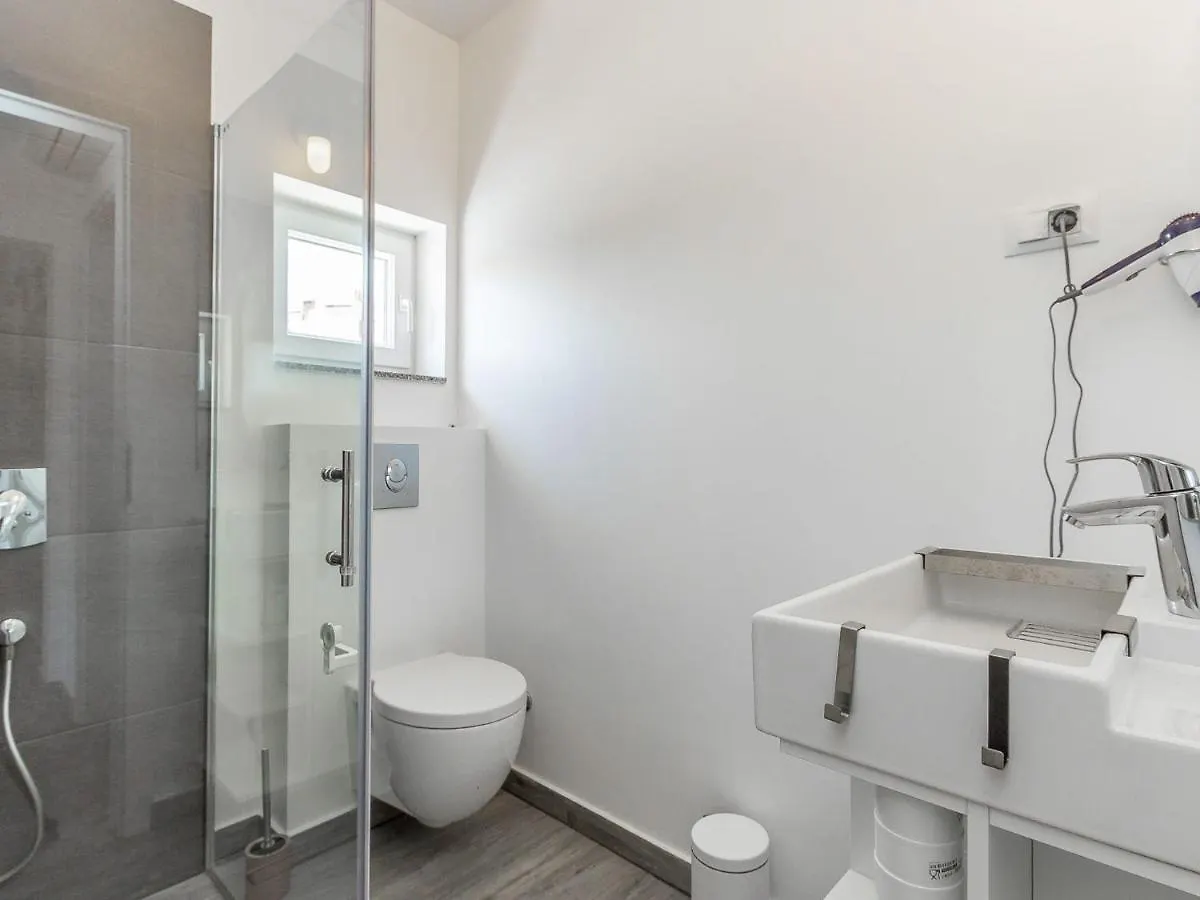 Modern Holiday Home With Pool And Bubble Bath Pula